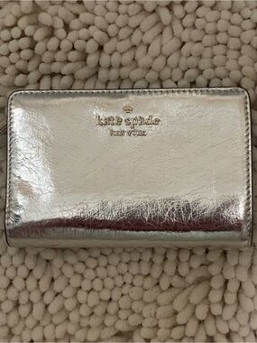 Kate Spade NY Madison Silver Metallic Crinkle Leather Medium Bifold Wallet NWT!